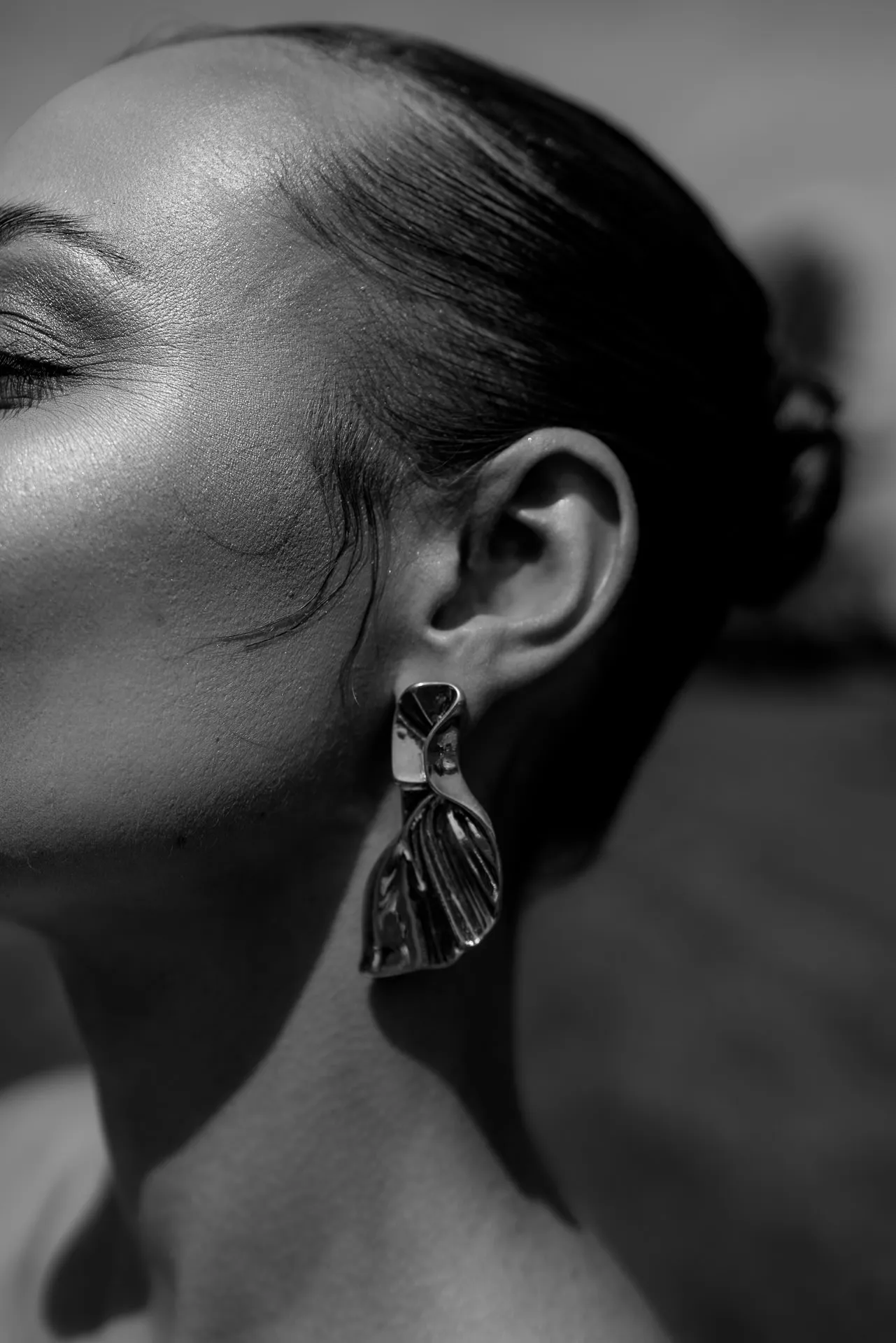 Elegantes Schwarz-Weiß Detail-Portrait der Braut mit Statement-Ohrring bei Hochzeit in Frankreich